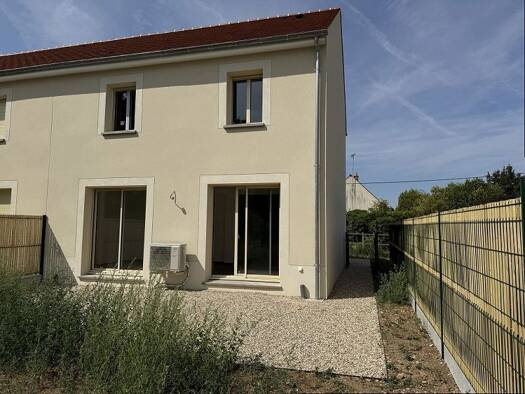 Maison à louer 1 250 € 4 pièces 3 chambres 85,97 m² 100 m² de terrain Anet 28260