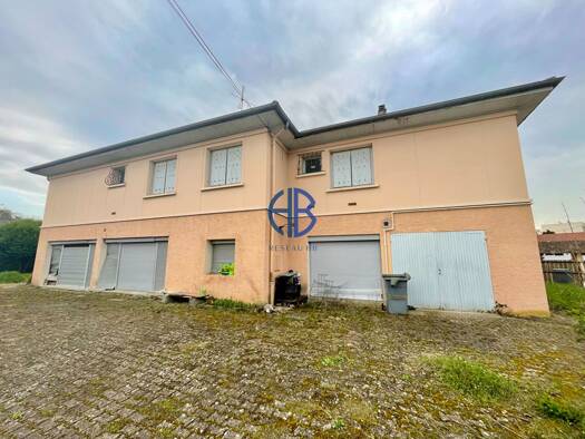 Maison à vendre 290 000 € 8 pièces 4 chambres 270 m² 925 m² de terrain Centre Ouest La Tour-du-Pin 38110