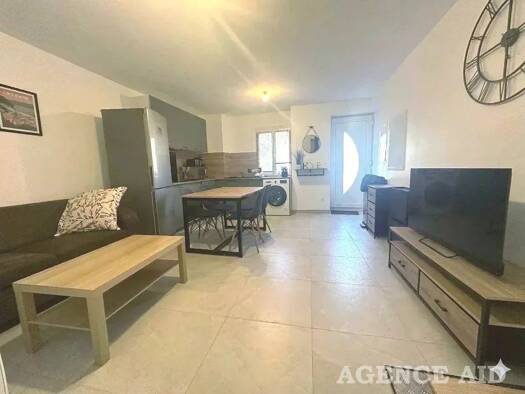 Appartement à louer 649 € 2 pièces 1 chambre 31,8 m² RDC/2 Cuges-les-Pins 13780