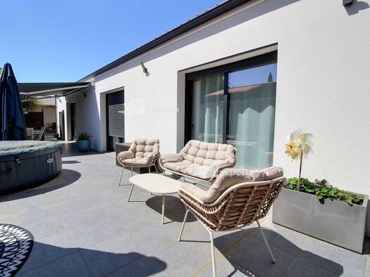 Maison de plain-pied à vendre 333 000 € 5 pièces 4 chambres 128 m² 610 m² de terrain La Crèche 79260