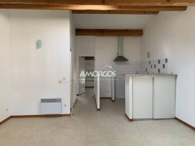 Appartement à louer 572 € 2 pièces 1 chambre 47 m² Dernier étage, Étage 3/3 Le Beausset 83330