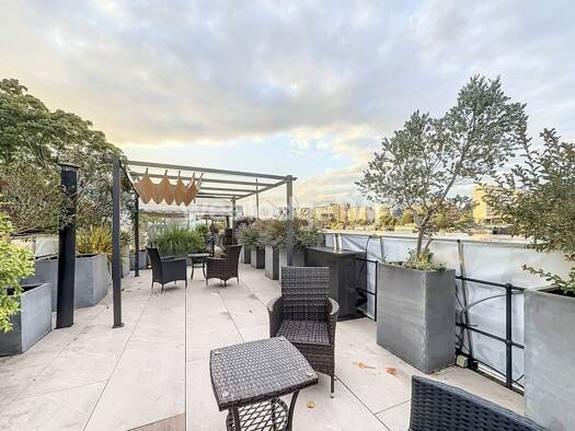 Local d'activités à vendre 1 330 000 € 200 m² d'espace de stockage Sèvres 92310