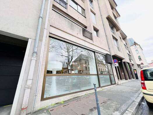 Local commercial à louer 1 000 € 127 m² de surface de vente Centre Ville Mâcon 71000