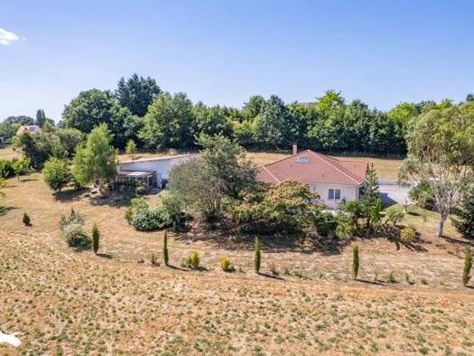 Maison de plain-pied à vendre 296 520 € 4 pièces 3 chambres 161 m² 2 605 m² de terrain Sud La Souterraine 23300