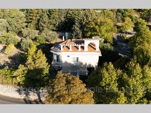 Maison à vendre 490 000 € 6 pièces 4 chambres 150 m² 2 400 m² de terrain Bargemon 83830