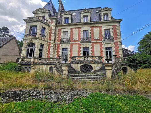 Château à vendre 1 260 000 € 56 pièces 31 chambres 1 800 m² 81 458 m² de terrain Quartier du Centre Le Mans 72000