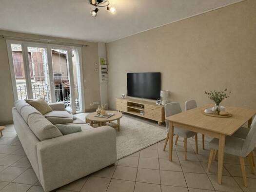 Appartement à louer 885 € 4 pièces 3 chambres 77 m² RDC Heyrieux 38540