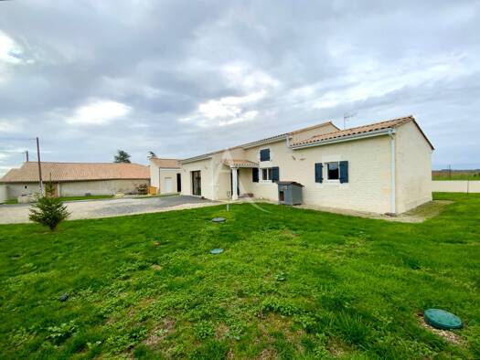 Maison à vendre 230 000 € 5 pièces 2 chambres 116 m² 1 058 m² de terrain Saint-Ciers-Champagne 17520