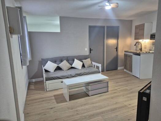 Appartement à louer 525 € 2 pièces 1 chambre 28 m² Étage 3/4 Centre Ville Pézenas 34120