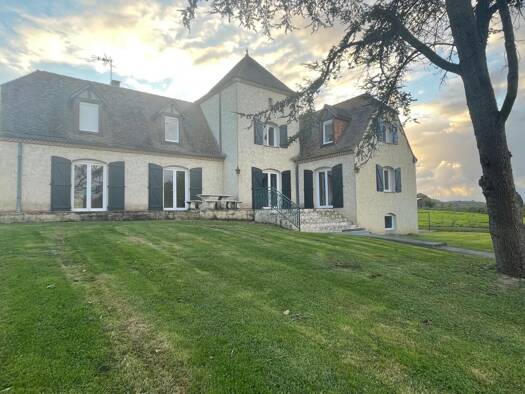 Maison à vendre 265 000 € 7 pièces 6 chambres 250 m² 6 761 m² de terrain Saint-Mont 32400