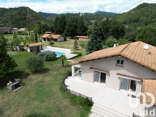 Maison de plain-pied à vendre 496 000 € 9 pièces 6 chambres 245 m² 11 838 m² de terrain Pont-de-Labeaume 07380