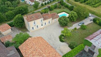 Maison à vendre 330 000 € 9 pièces 5 chambres 195 m² 2 368 m² de terrain Bonnes 16390