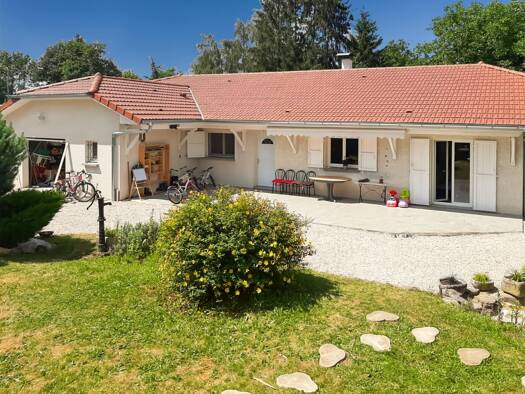 Maison de plain-pied à vendre 269 000 € 6 pièces 5 chambres 150 m² 1 074 m² de terrain Saint-Amour 39160