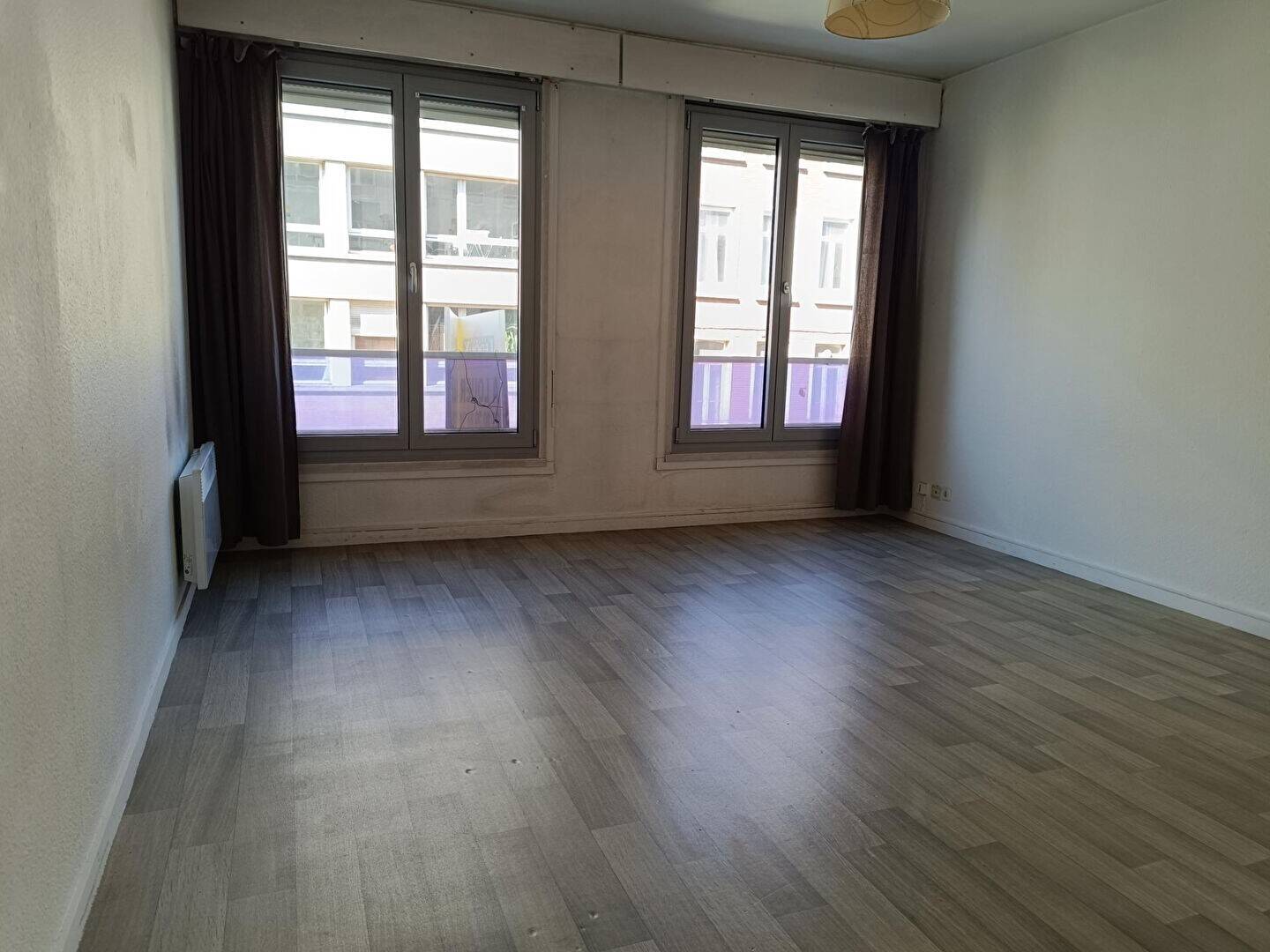 grand studio proche République — 2