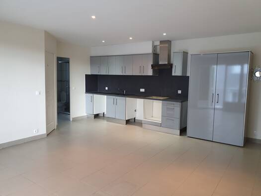 Appartement à louer 950 € 2 pièces 1 chambre 49 m² RDC La Ville-du-Bois 91620