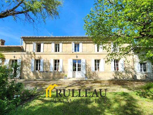 Villa à vendre 745 000 € 11 pièces 8 chambres 434 m² 112 811 m² de terrain Saint-André-de-Cubzac 33240