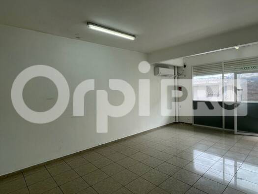 Local commercial à louer 1 300 € 77 m² de surface de vente Le Moule 97160