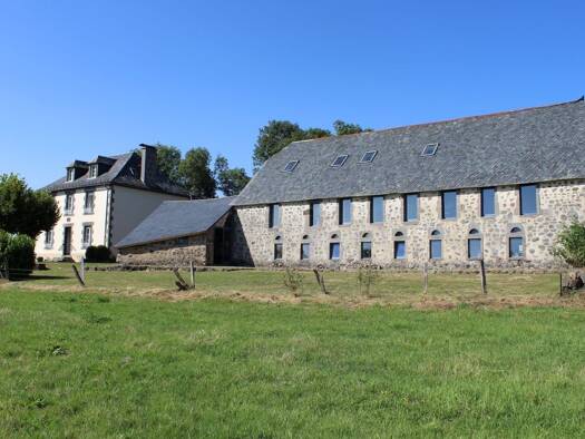 Maison à vendre 597 000 € 14 pièces 7 chambres 400 m² 2 885 m² de terrain Anglards de Salers 15380