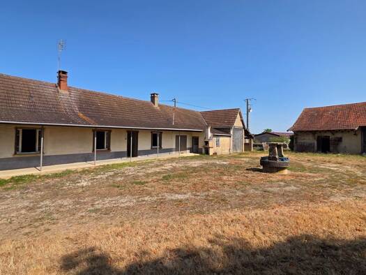Maison de plain-pied à vendre 128 000 € 3 pièces 2 chambres 95 m² 2 340 m² de terrain La Frette 71440