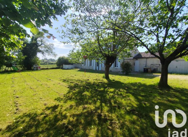 Maison à louer 990 € 5 pièces 4<br/>chambres 172 m²<br/>superficie Saillans 33141