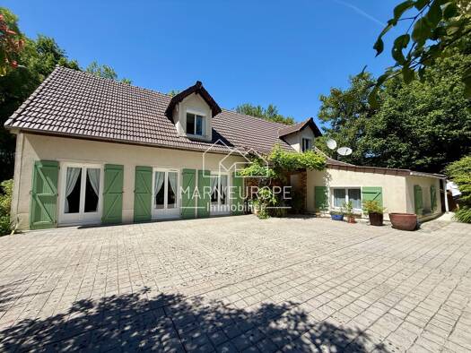 Villa à vendre 990 000 € 8 pièces 5 chambres 200 m² 12 485 m² de terrain Crécy-la-Chapelle 77580