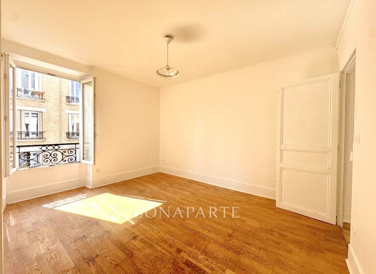 Appartement à vendre 295 000 € 3 pièces 2<br/>chambres 48 m²<br/>superficie 2/1<br/>étage Victor Hugo-République Clichy 92110