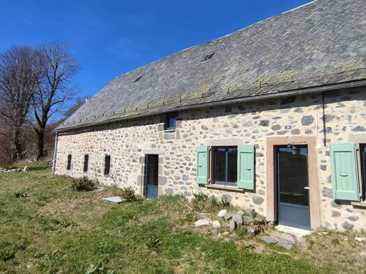 Maison à vendre 188 000 € 5 pièces 2 chambres 131 m² 3 500 m² de terrain Saint-Amandin 15190