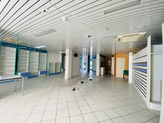 Boutique à vendre 160 000 € 143 m² de surface de vente Gaillard 74240