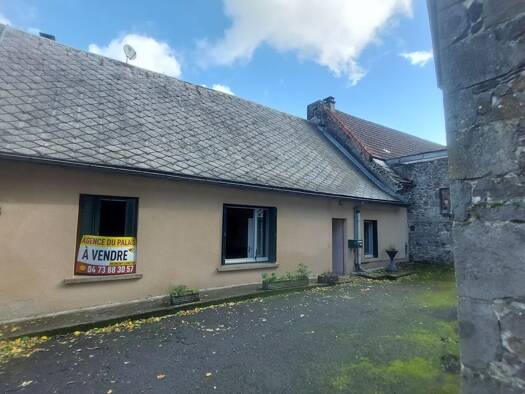 Maison de plain-pied à vendre 107 000 € 6 pièces 3 chambres 110 m² 278 m² de terrain Rochefort-Montagne 63210