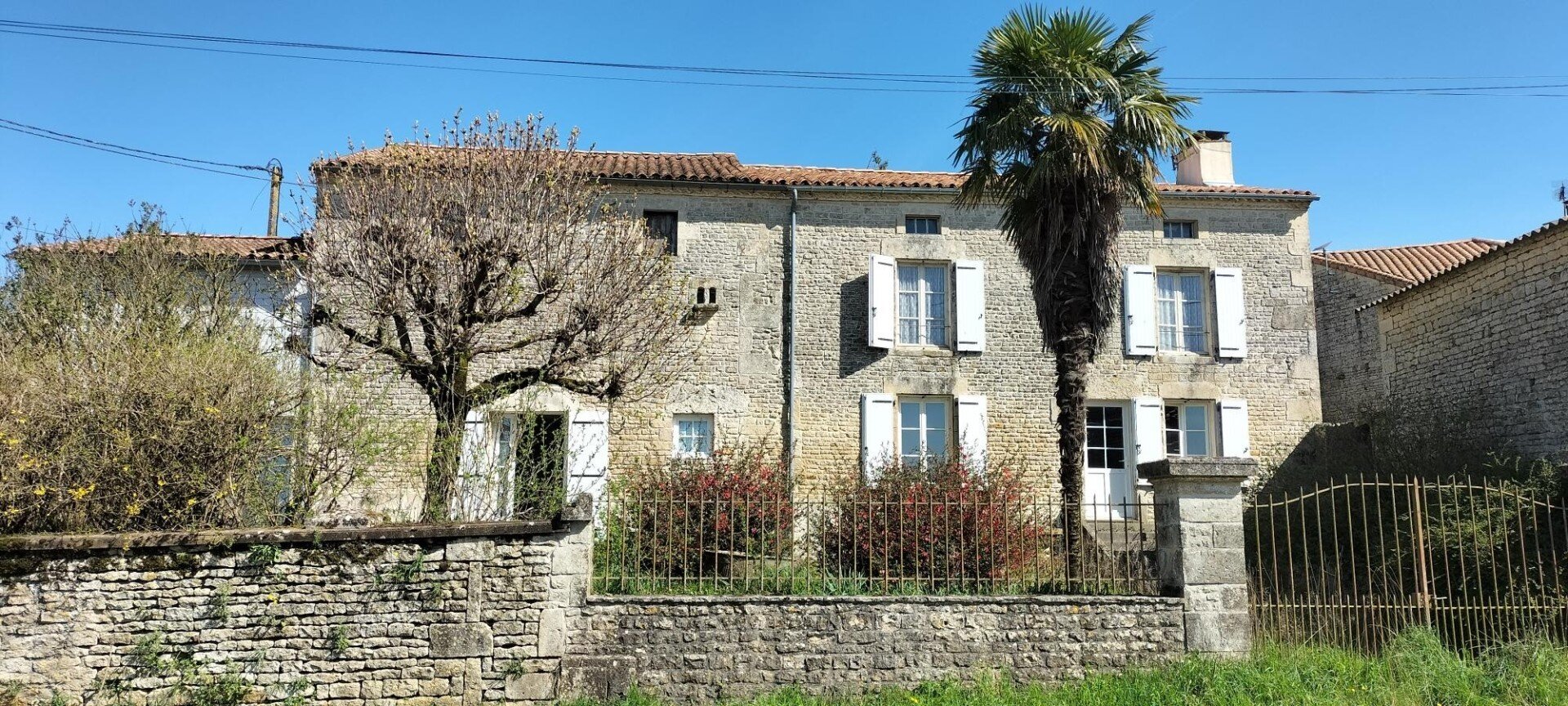 Maison à vendre 147 300 € 7 pièces 4<br/>chambres 250 m²<br/>superficie 785 m²<br/>terrain Melle 79500