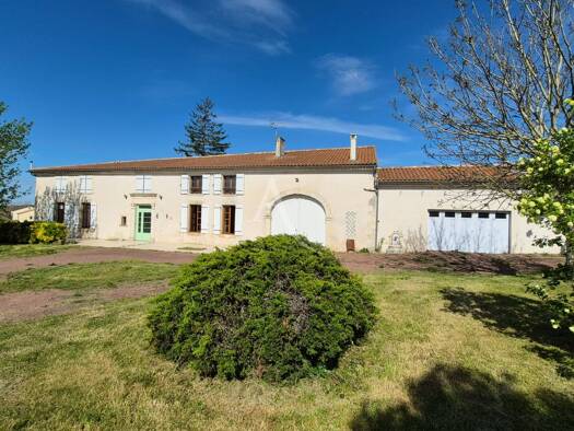 Maison à vendre 285 000 € 5 pièces 4 chambres 176 m² 2 842 m² de terrain Jarnac Champagne 17520