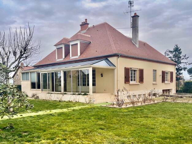 Villa à vendre 326 000 € 9 pièces 5 chambres 205 m² 2 000 m² de terrain Cressanges 03240