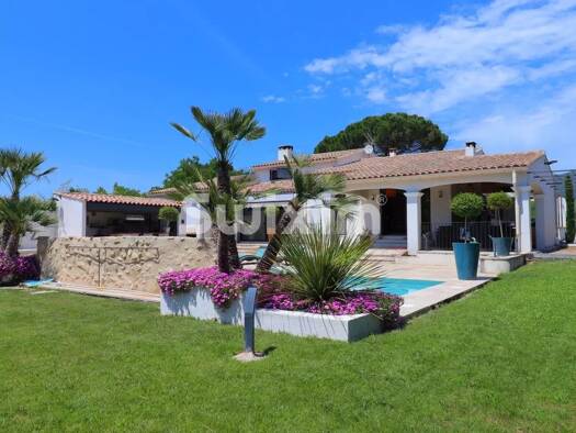 Villa à vendre 1 310 000 € 8 pièces 4 chambres 333,46 m² 2 500 m² de terrain Lourmarin 84160
