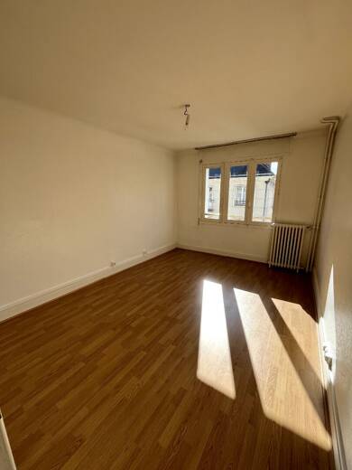 Appartement à louer 637 € 2 pièces 1 chambre 44 m² Étage 3/4 Orleans 45000