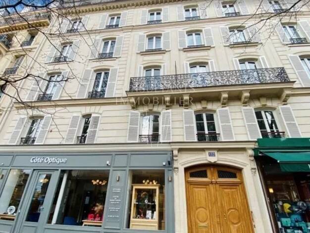 Abbesses 75018 Paris France Rue Des Abbesses Paris Vetements