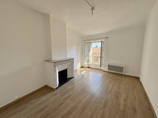Appartement à louer 580 € 2 pièces 2 chambres 46 m² Étage 3/3 Blocarde-Bosquets Hyères 83400