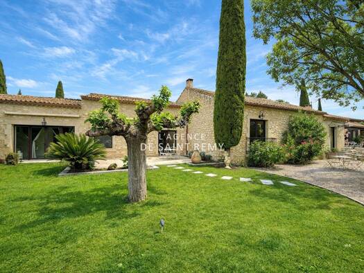 Maison à vendre 1 590 000 € 6 pièces 4 chambres 300 m² 2 327 m² de terrain Mollégès 13940