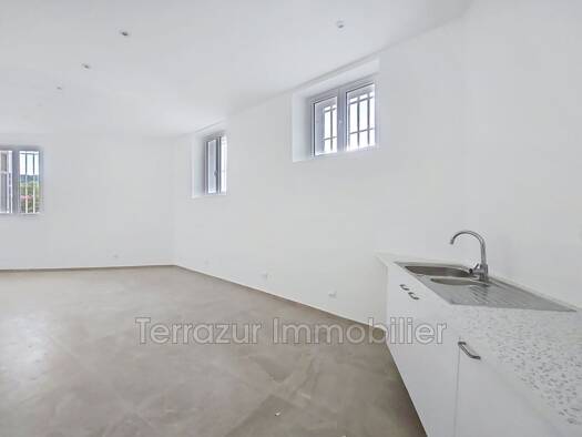 Appartement à louer 1 300 € 3 pièces 2 chambres 90,5 m² RDC/2 Sainte Catherine Le Cannet 06110
