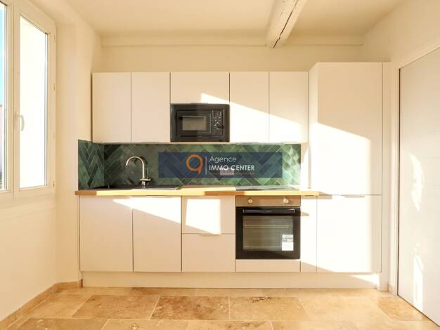 Appartement à louer 790 € 2 pièces 1 chambre 53 m² Étage 2/2 Toulon 83000