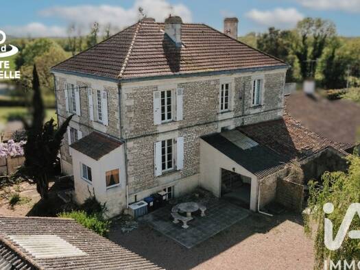 Maison à vendre 225 000 € 7 pièces 4 chambres 172,25 m² 5 207 m² de terrain Les Velluire-sur-Vendée 85770
