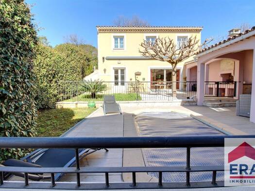 Maison à vendre 609 000 € 6 pièces 4 chambres 259 m² 927 m² de terrain Piolenc 84420