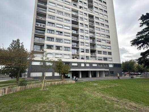 Appartement à vendre 141 000 € 3 pièces 2 chambres 74,5 m² Étage 13/25 Rives du Cher Tours 37000