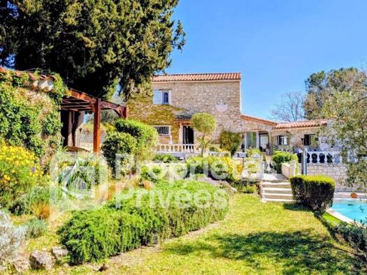 Maison de plain-pied à vendre 549 000 € 4 pièces 3 chambres 130 m² 2 300 m² de terrain Montauroux 83440