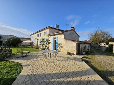 Maison à vendre 546 000 € 8 pièces 5 chambres 234 m² 2 590 m² de terrain Saint-André-de-Lidon 17260