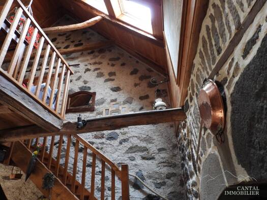 Maison à vendre 149 000 € 7 pièces 3 chambres 230 m² 3 600 m² de terrain Méallet 15200