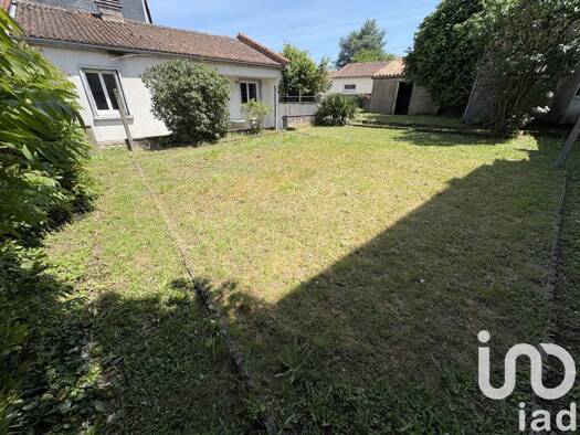 Maison de plain-pied à vendre 76 000 € 3 pièces 2 chambres 65 m² 410 m² de terrain Les Grippeaux Parthenay 79200