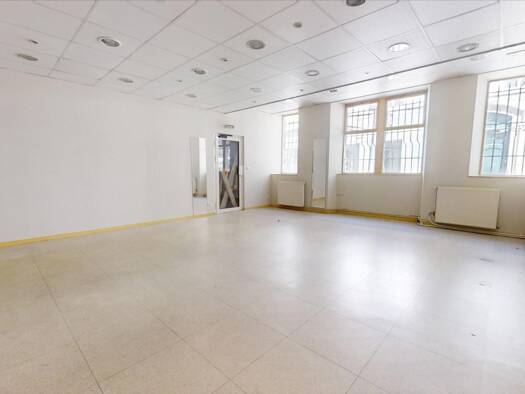 Local d'activités à louer 1 668 € 68,5 m² d'espace de stockage Saint Ferjeux - Rosemont Besançon 25000