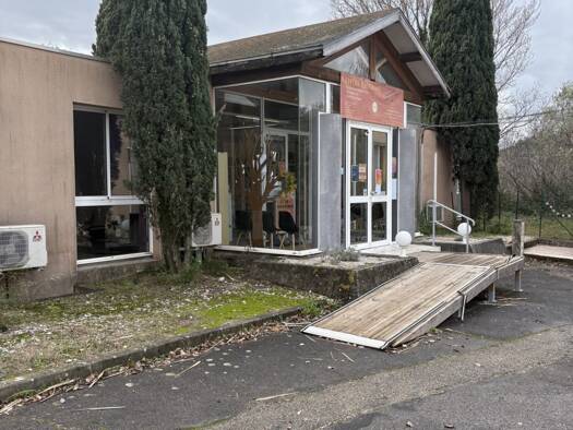 Local commercial à louer 2 200 € 206,8 m² de surface de vente Ceyras 34800