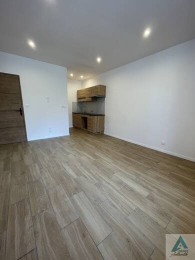 Appartement à louer 600 € 1 pièce 22 m² RDC Cuges les Pins 13780