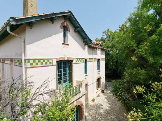 Maison à vendre 1 190 000 € 8 pièces 4 chambres 240 m² 4 150 m² de terrain Perpignan 66000